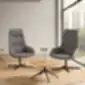 Dvi DUNAS HB pilkos poilsio kėdės modernioje aplinkoje su mediniais stalais.