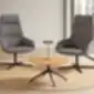 Dvi tamsiai pilkos DUNAS XL kėdės su aukštu atlošu moderniame interjere