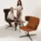Oranžinė Flexi kėdė su porankiais, vyras ir moteris stovi šalia
