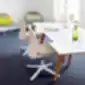 Smėlio spalvos ergonomiškos kėdės aplink susitikimų stalą moderniame biure.