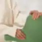 Ranka liečia CAPISCO kėdės žalią audinį