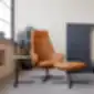 Šviesiai rudas odinis fotelis su pufu ir juodomis kojomis, Pedrali