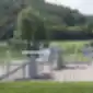 Pedrali Volt 670 baltos kėdės terasoje su vaizdu į vynuogynus.