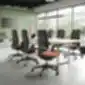 Profim AccisPro juodos ergonomiškos biuro kėdės posėdžių salėje prie stalo