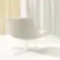 Balta PURE LOOP poilsio kėdė su balto metalo keturių žvaigždučių pagrindu, vaizdas iš galo, INFINITI.