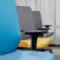 Skirtingų spalvų ergonomiškos Shape Mesh biuro kėdės by Dauphin su tinkliniu atlošu ir reguliuojamais porankiais