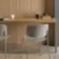 Šviesi kėdė prie baro zonos