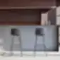Dvi Varya High VAR0079 baro kėdės su tamsiai pilkomis sėdynėmis prie modernaus baro stalo, INCLASS dizainas.