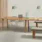 VARYA TAPIZ žalios spalvos kėdės ir suolas prie medinio stalo.