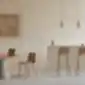 Dvi VARYA WOOD baro kėdės prie baro stalo