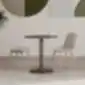 Varya XL kėdės iš Inclass su keturiomis kojomis kavinės ar mažos susitikimų erdvėje.