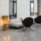 VE 4C3 juodos poilsio kėdės iš BEJOT, viešbučio fojė ar biuro laukiamajame su moderniu interjeru.