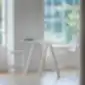 Dvi Volt 678 baro kėdės prie balto stalo, šviesus interjeras, Pedrali