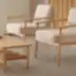 Du šviesūs WUDI foteliai iš arti, su medinėmis kojomis ir atlošais