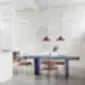 AMELIE P M TS kėdės iš MIDJ su pilku gobelenu, prie marmurinio valgomojo stalo.