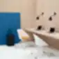 Arper Cila baltos kėdės su ratukais bendradarbystės erdvėje.