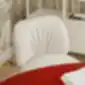 MYS S M TS kėdės iš MIDJ stambus planas su audinio tekstūra ir dizaino detalėmis.
