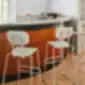 MDD New School baltos baro kėdės prie modernaus baro stalo