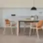 MIDJ SUITE P L CU kėdės valgomajame su medinėmis grindimis ir moderniu stalu.