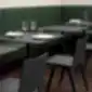 Pedrali Osaka juodos kėdės restorano interjere.