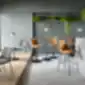 Oranžinės Chic baro kėdės modernioje kavinėje