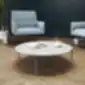 Profim Chic CR40 staliukas su mėlynais foteliais poilsio erdvėje