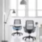 Profim LIGHT UP 230SL juodo rėmo ergonominės kėdės su mėlynomis sėdynėmis moderniame biure