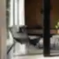 Ronin krėslas iš NOTI šalia apvalaus lango.