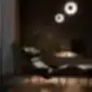 Ronin krėslas iš NOTI jaukiame interjere su apšvietimu.