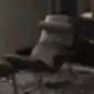 Ronin krėslas iš NOTI su tamsiai rudos odos apmušalu.