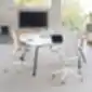 Sedus Pure se:air baltos ergonominės kėdės modernioje susitikimų erdvėje.
