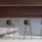 VARYA baro kėdė iš INCLASS tamsiai pilka prie modernaus baro stalo