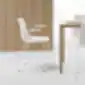 VARYA kėdė iš INCLASS balta su slidžių rėmu ir porankiais